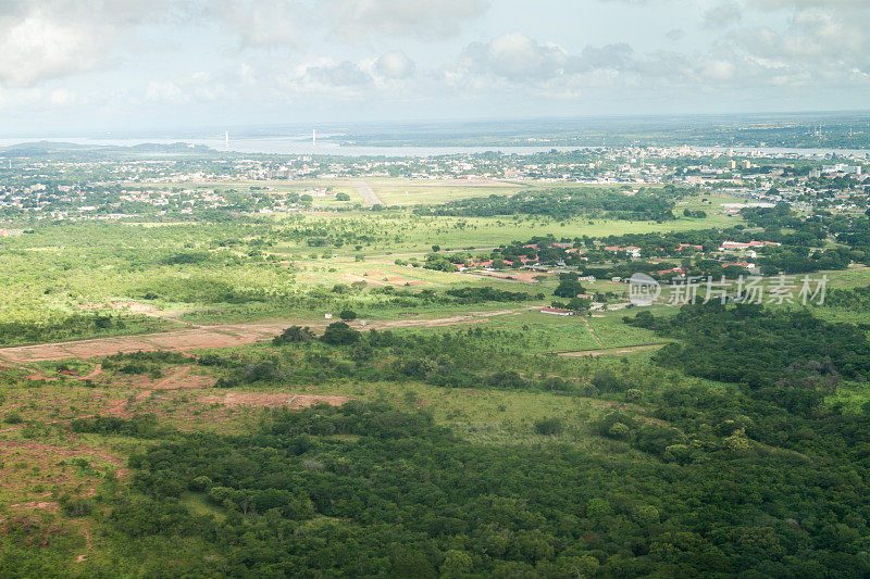鸟瞰图的ladscape周围Cuidad Bolivar，委内瑞拉。可以看到奥里诺科河上的安哥斯图拉桥。